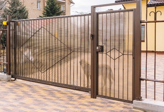 Купить ворота из профлиста с элементами ковки, с металлическими столбами в рамке или под дерево в Мегионе от 153705 руб